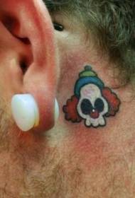 modello del tatuaggio del pagliaccio dietro l'orecchio