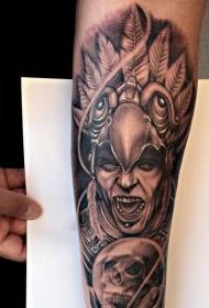 braccio rituale tribale bianco e nero e motivo tatuaggio teschio