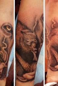 Modello tatuaggio braccio lupo diavolo bianco e nero stile pungiglione