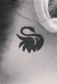 jednostavan uzorak crne labudove tetovaže iza uha 110768 - crni uzorak tetovaža rakova iza uha