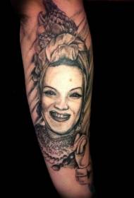 arm old school svart kvinnlig porträtt med olika frukt tatuering mönster