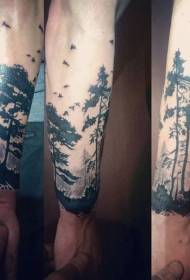 personalità del braccio in legno bianco e nero e motivo tatuaggio uccello