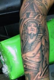 braccio antico motivo egizio faraone nero e motivo tatuaggio piramide