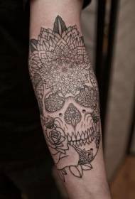 armé svart skalle i kombination med dekorativa blommig tatuering mönster