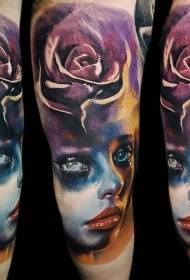 Precizno crtana boja ruža ženskog portretnog tetovaža uzorak
