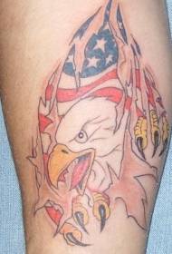 Amerikan lippu ja kotkan repimä tatuointikuvio