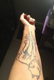 ръка на личността черна линия модел вълк и дърво татуировка