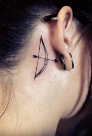 耳の後ろに弓と矢のタトゥーパターンを持つ少女