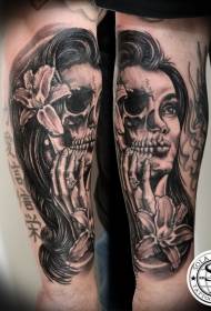 patró de tatuatge de mitja cara de dona de braç negre mig meitat