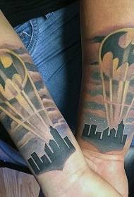 arm kleur nacht stad met Batman tattoo patroon