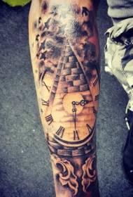 brazo misterio Diseñado patrón de tatuaje de pirámide de reloj antiguo en blanco y negro