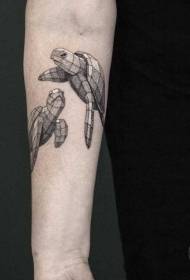 Braccio punto geometrico che punge il modello del tatuaggio della tartaruga di nuoto