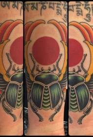 ແສງຕາເວັນສີແດງແລະຮູບແບບ tattoo beetle ປີກປີກອີຢິບ