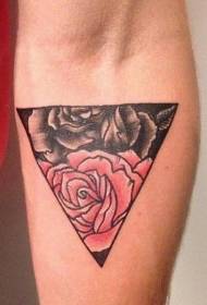 käsivarren sisällä musta kolmio ja punainen ruusu tatuointikuvio