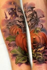 squisita zucca colorata di Halloween con la vecchia casa e il modello del tatuaggio del corvo