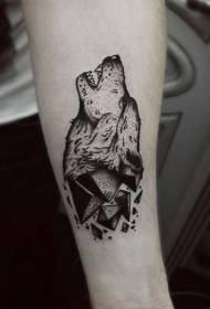 Brazo de la vieja escuela cabeza de lobo negro con patrón de tatuaje de triángulo tridimensional