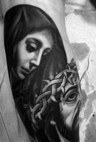 nosząc kolczasty wzór tatuażu religijnego Jezusa i Dziewicy Maryi