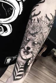 hannu tsohuwar makaranta baƙar fata tare da tsarin fox mask tattoo