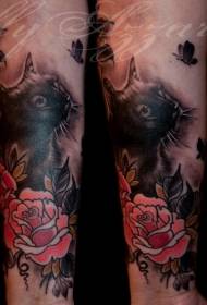 brazo lindo gato con flores y patrón de tatuaje de mariposa