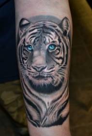 cabeça de tigre sorridente com padrão de tatuagem de braço de olho azul