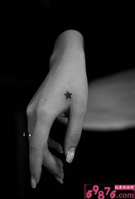 hukou preprosta tetovaža s črno-belo zvezdo