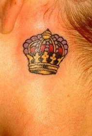 pragtige klein kroon tatoeëringpatroon agter die oor
