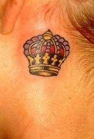 bellissimo modello di tatuaggio con piccola corona dietro l'orecchio