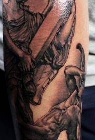 ramię religijny motyw czarny krzyż anioł wzór tatuażu