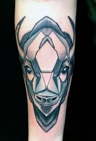 На лодыжках сучаснага традыцыйнага стылю каляровы малюнак татуіроўкі быка