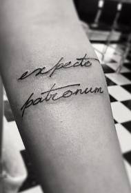 Brazo oscuro negro alfabeto latino tatuaje patrón