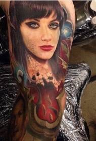 Patró de tatuatge de la dona realista en color de dona