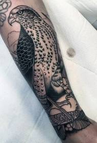 lille arm udskæring stil sort ørn og blad tatoveringsmønster