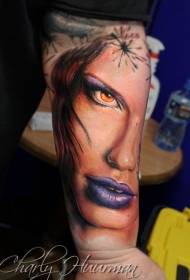 portráid bheag ag bualadh portráid réadúil de phatrún tattoo mná seductive