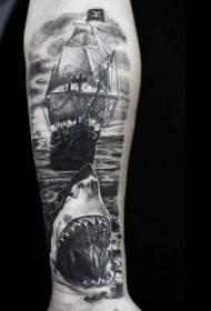 ແຂນຫົວປາສີດໍາແລະສີຂາວແລະຮູບແບບ tattoo sailboat ໂຈນສະຫລັດ