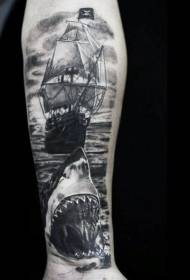 lámh ceann siorc dubh agus bán agus patrún tattoo sailboat bradach