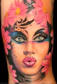 bras peint portrait de femme fantaisie et motif de tatouage de fleur réaliste