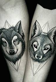 Пара рука руку на пунктирной линии и красивый рисунок тату волка