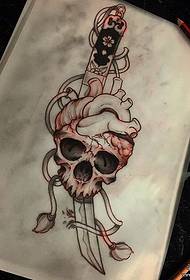 pugnale inserito cuore tatuaggio tatuaggio manoscritto