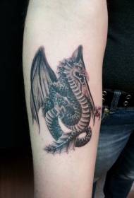 braccio tatuaggio drago nero-alato