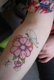 braț flori roz frumoase și model tatuaj fluture albastru