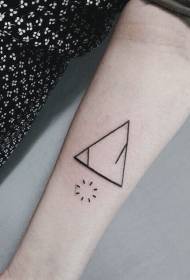 Арм црни мистериозни троугао са смешним округлим узорком тетоваже