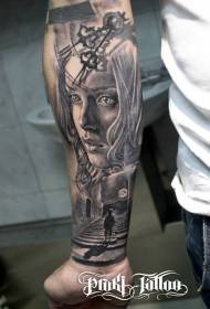 braç un bell rellotge de color amb un model de tatuatge de retrat femení