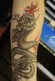 Pěkný šedý drak s červenou stužkou tetování vzorem