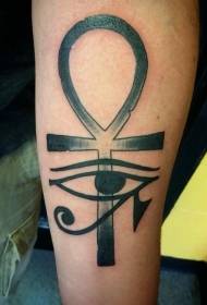 Простая рука чорны егіпецкі крыж на татуіроўцы вачэй Хор
