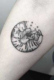 Modello di tatuaggio di gatto addormentato punture nere alla caviglia