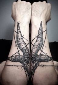 armgravering stil sort gede kraniet dæmon tatovering mønster