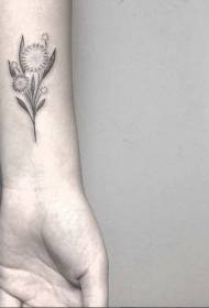 Chica muñeca pequeño patrón floral tatuaje negro fresco