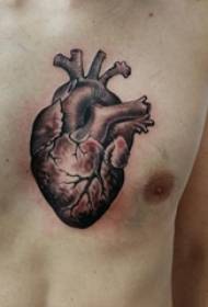 груди хлопчика на чорний сірий ескіз потираючи жовтяниці 3d татуювання серця