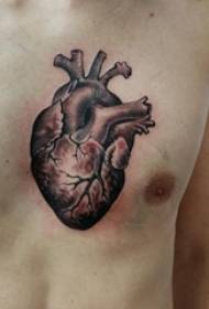 petto del ragazzo su schizzo grigio nero sfregamento ittero 3d tatuaggio foto cuore