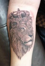 noseći uzorak tetovaže lava s krunom
